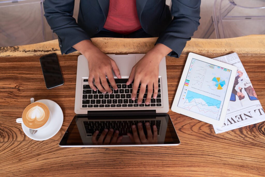 Content writer blogging online in 2025 for passive income without investment