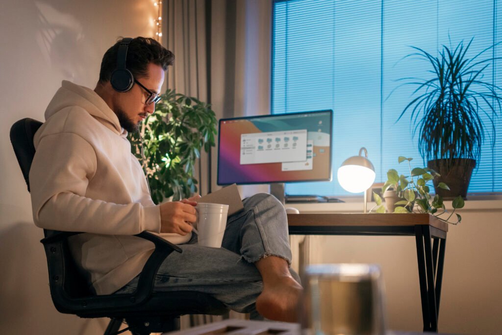 Freelancer earning money on Fiverr and Upwork in 2025 without investment